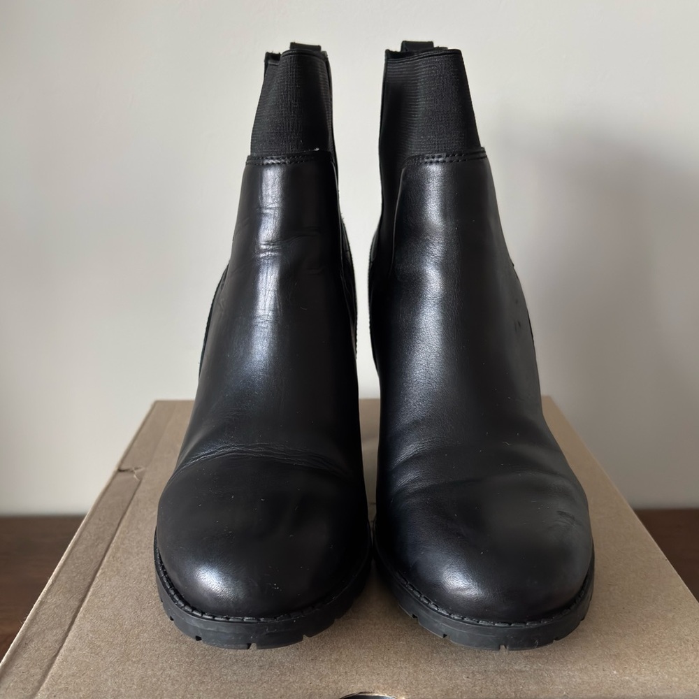 Black leather Chelsea booties by Clarks size 9.5 in very good condition